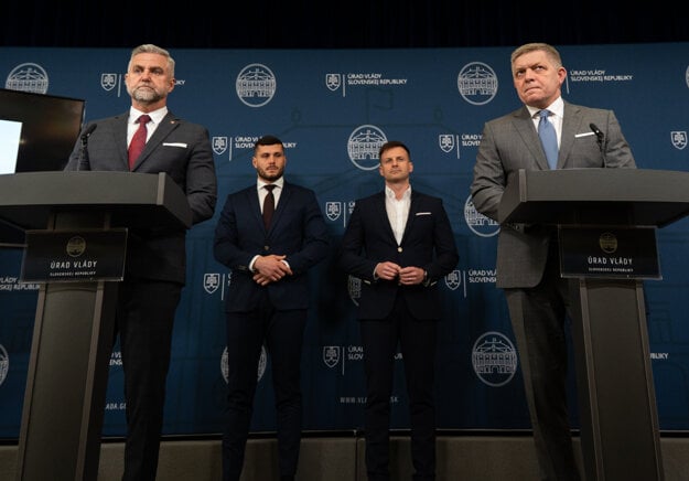 Tibor Gašpar a premiér Robert Fico sa pustili do útoku proti vyšetrovateľom káuz Smeru. (zdroj: SME/Marko Erd)
