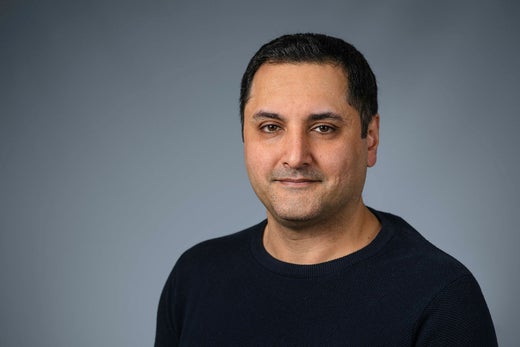 Alexander Shayesteh Afshar, överläkare, forskare och specialist på hyperhidros, har varit med och tagit fram rekommendationer för behandling av sjukdomen för specialistföreningens räkning. Även priset vägs in. ”Vi bedömer att det finns evidens för behandling med botulinumtoxin av just handflator och armhålor”, säger han.