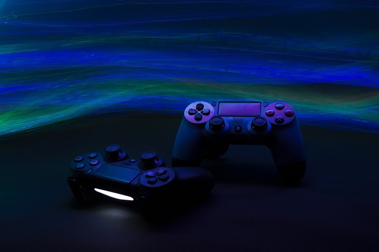 il ne supporte pas qu'elle joue à la console