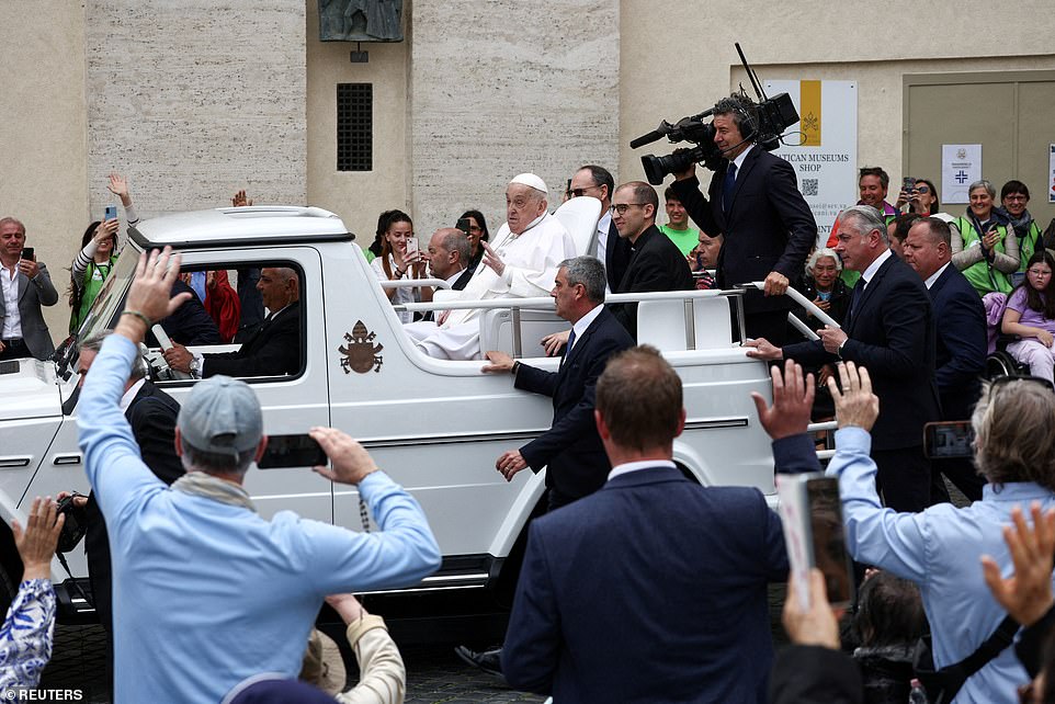 Faithful react as Pope Francis travels on the Pope mobile on the day of the 'Urbi et Orbi'