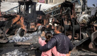 Israeli attacks kill 32 in Gaza, destroy bulldozers for recovering the dead | News