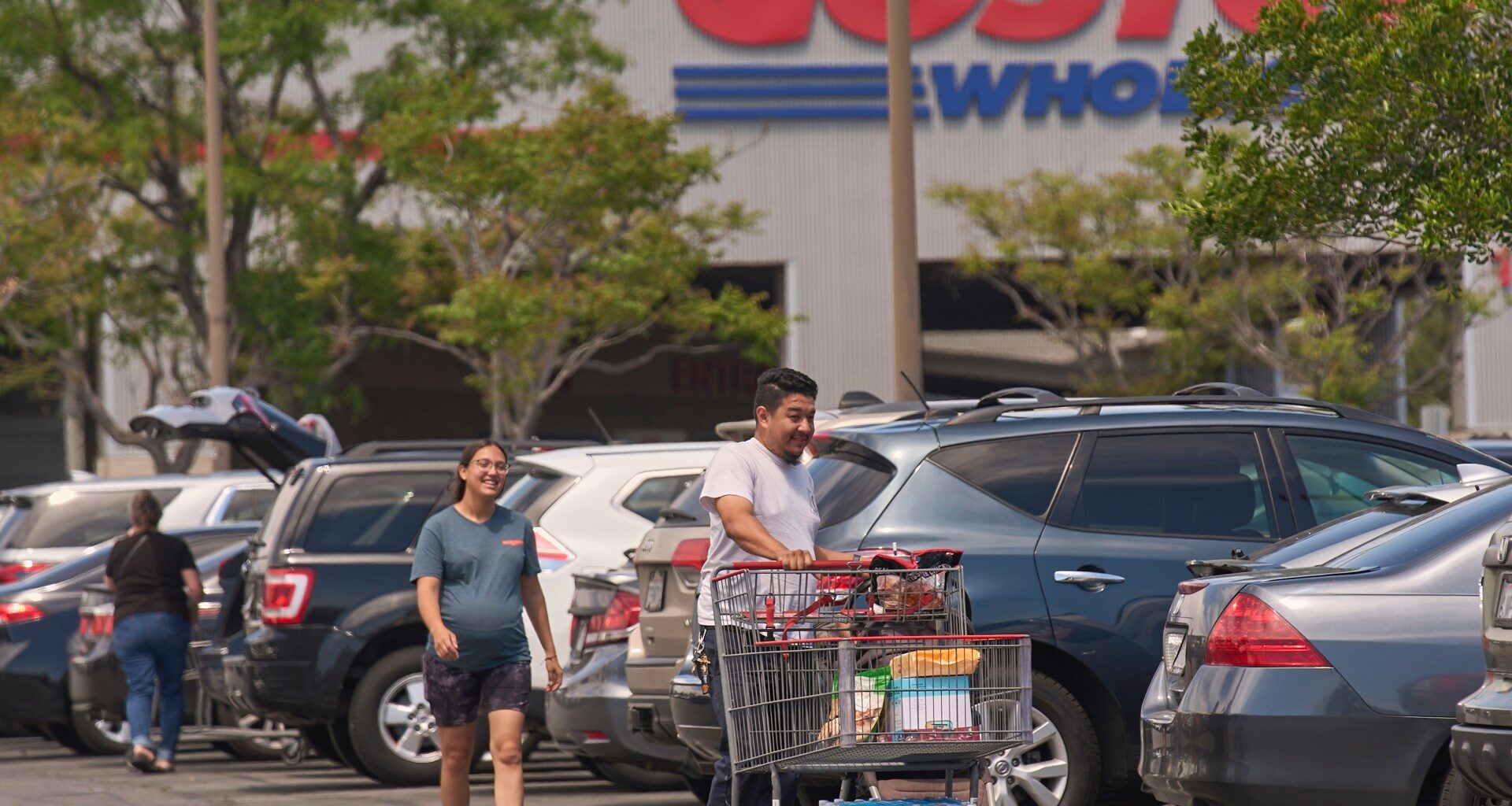 US consumer sentiment tumbles as trade war fears grow | Business and Economy