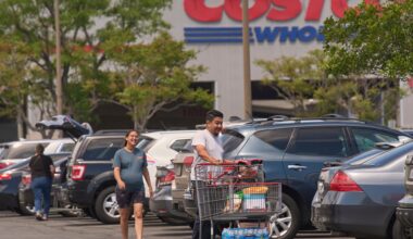 US consumer sentiment tumbles as trade war fears grow | Business and Economy
