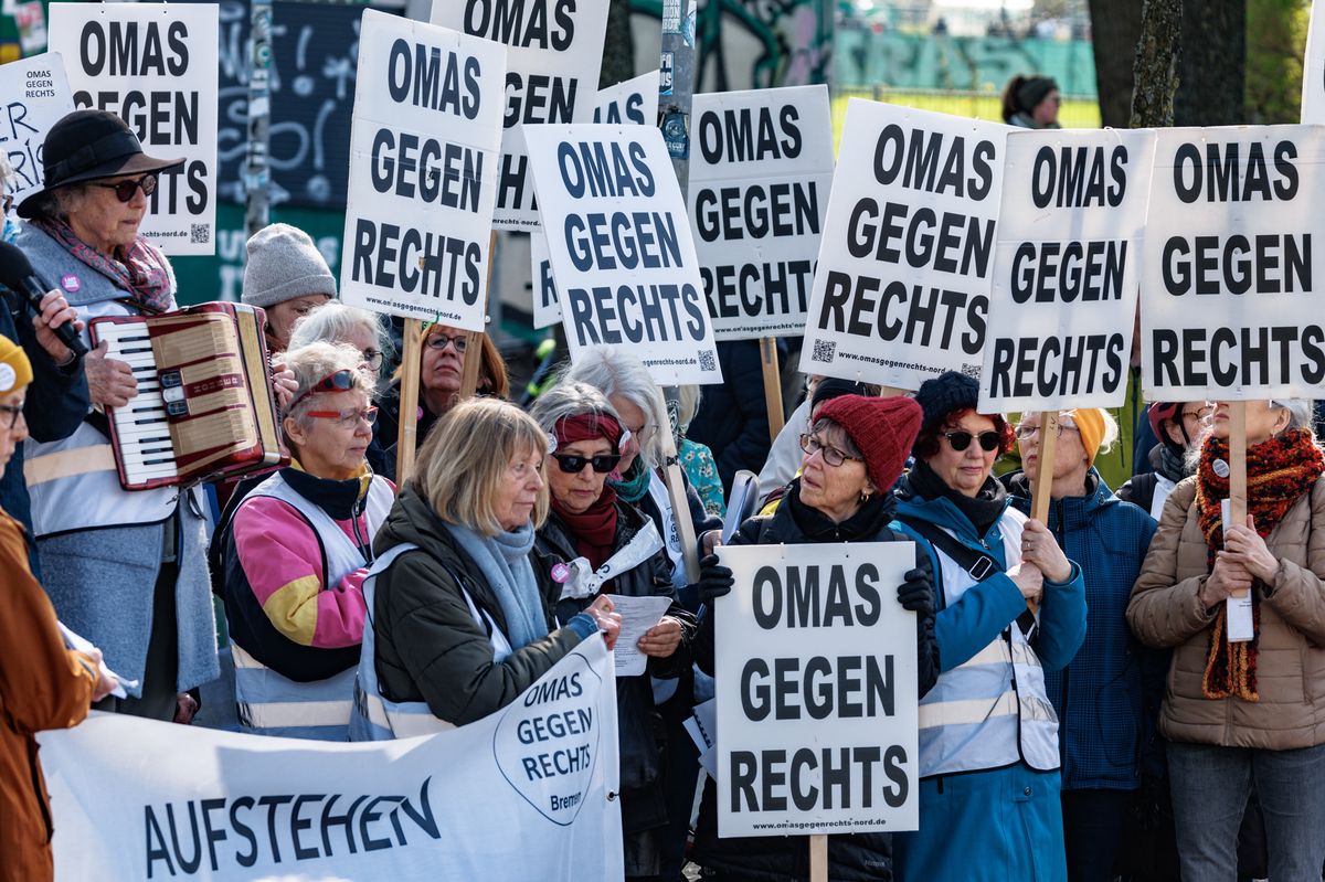 Mitglieder der Gruppe ’Omas gegen Rechts’ halten Protestschilder bei der Demonstration ’Laut gegen rechts’ in Bremen am 17. März 2024 hoch.