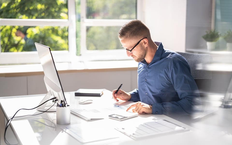 Professionals’ incomes ‘jump’ | eKathimerini.com