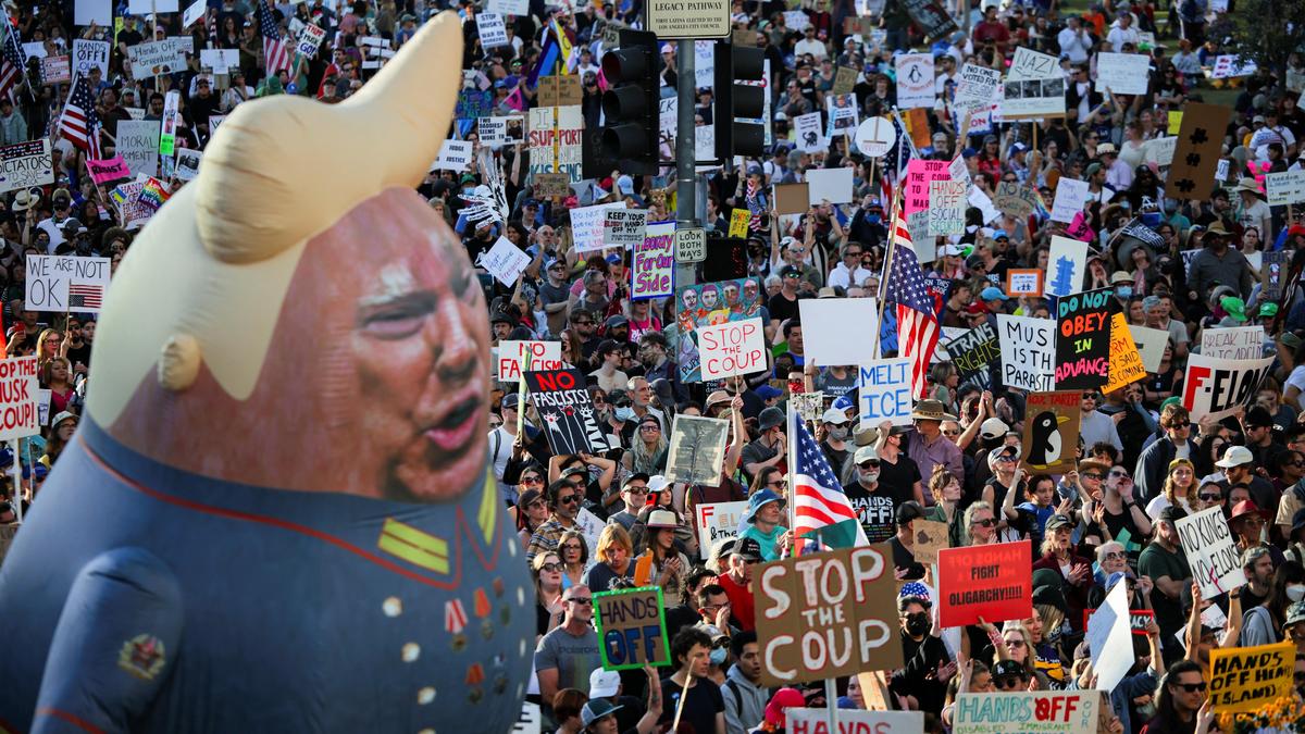 Protest tegen Trump in 50 staten, maar partijgenoten slikken hun onvrede nog in - De Standaard