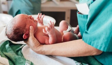 Nous sommes tous dévastés": comment une femme a donné naissance à l'enfant d'une autre à cause d'une erreur de la clinique