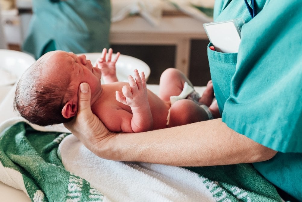 Nous sommes tous dévastés": comment une femme a donné naissance à l'enfant d'une autre à cause d'une erreur de la clinique