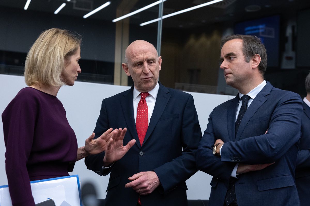 Kaja Kallas im Gespräch mit John Healy und Sébastien Lecornu vor Beginn des Treffens der Koalition der Willigen bei der NATO in Brüssel am 10. April 2025.