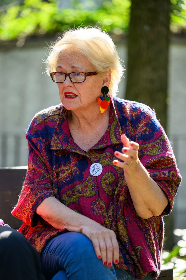 Monika Salzer mit auffälligem Ohrring in Basel bei einer Veranstaltung der ’Omas gegen Rechts’ am Samstag, 5. April 2025. © Foto Dominik Plüss