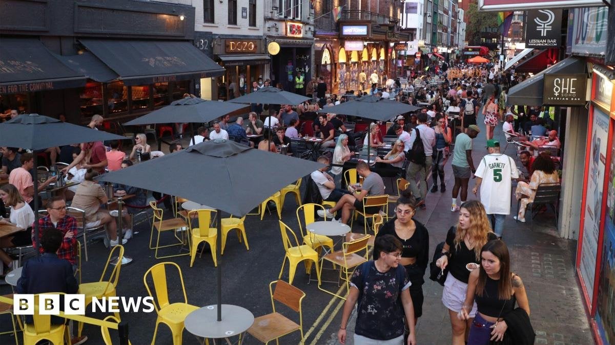 Bring back al-fresco dining and late night openings to boost economy and tourism, London councils urged by City Hall