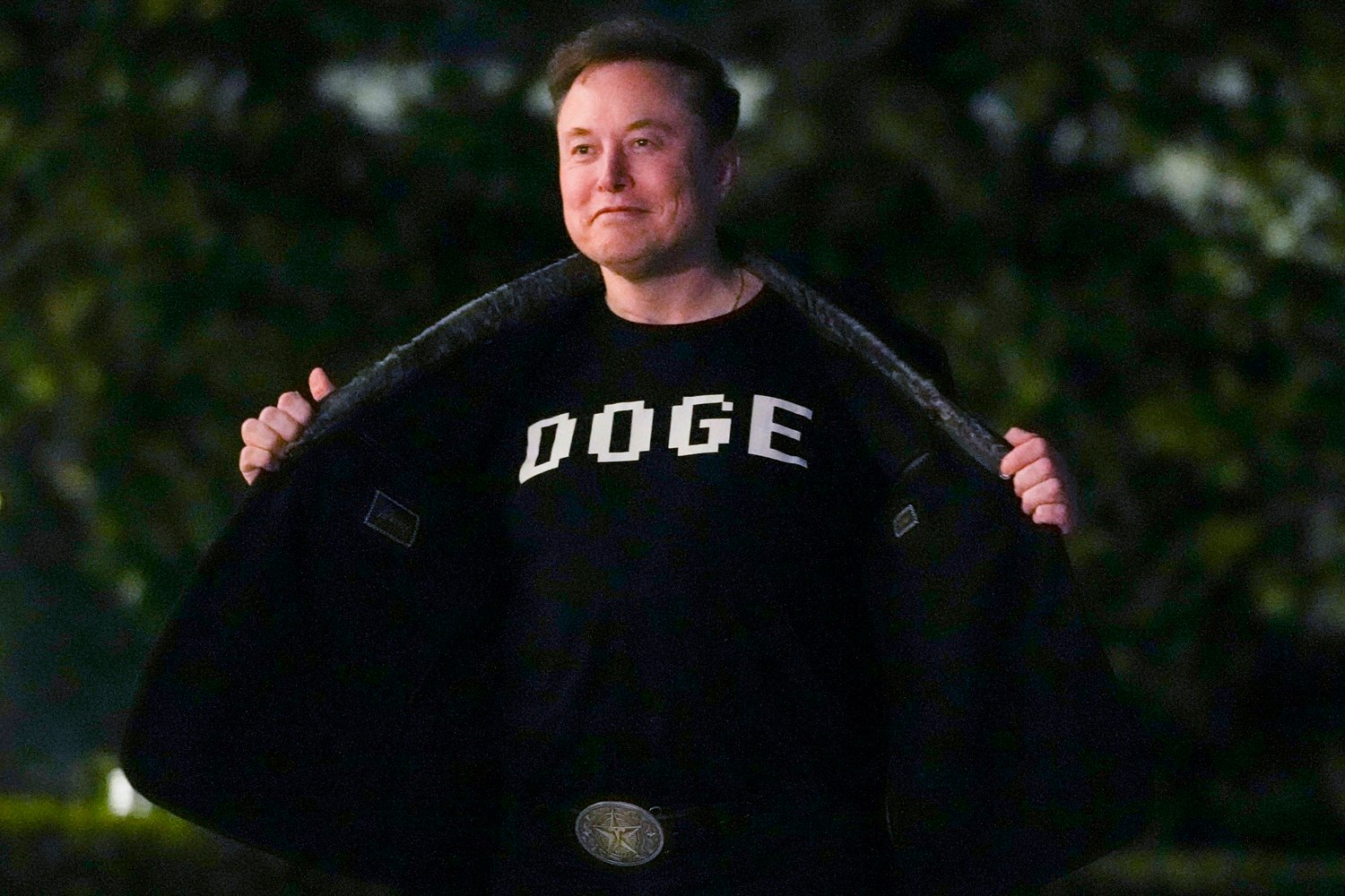 Elon Musk in a DOGE shirt at the White House.