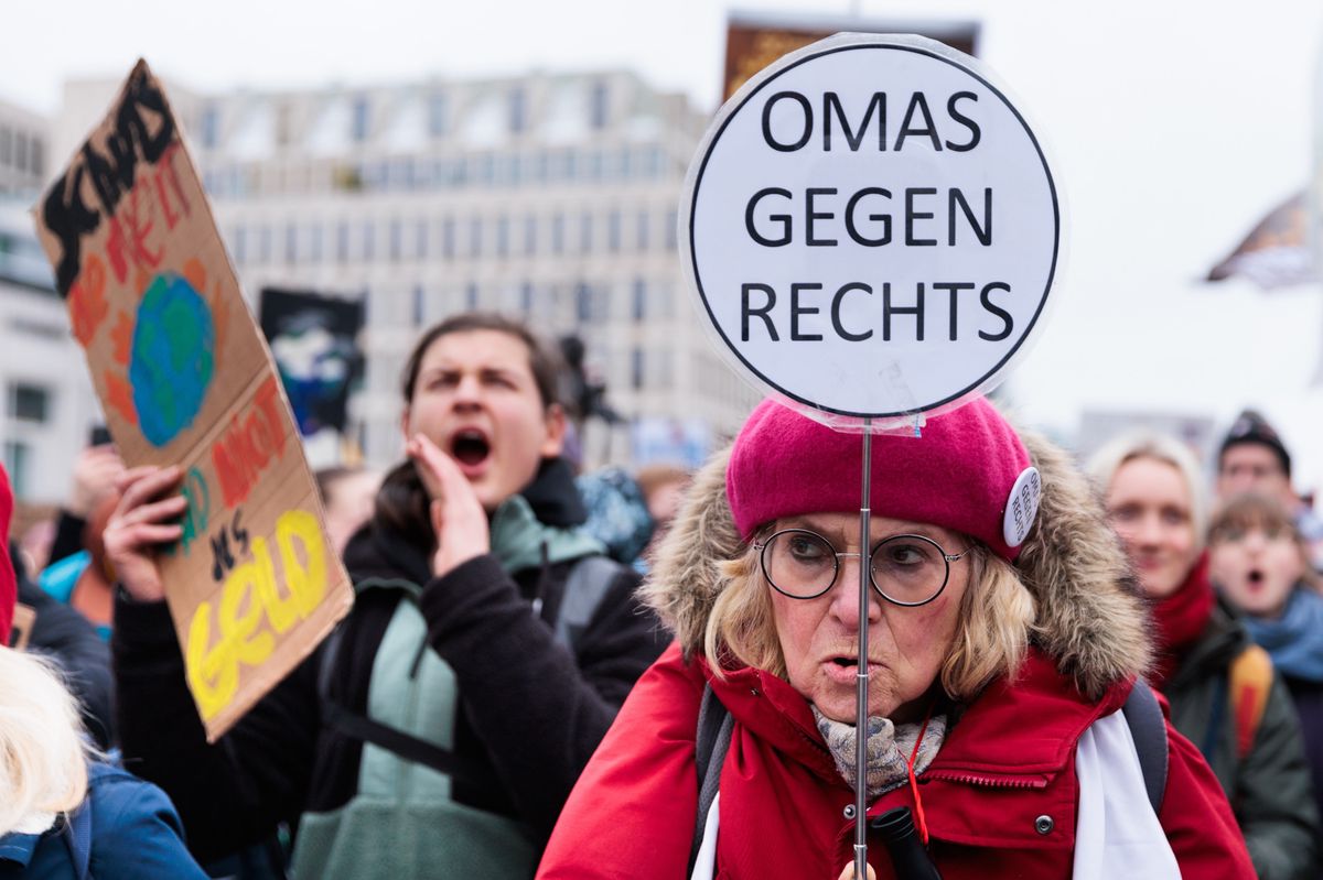 Eine Teilnehmerin bei der Fridays for Future-Demo in Berlin hält ein Schild mit der Aufschrift ’Omas gegen rechts’ vor dem Brandenburger Tor.