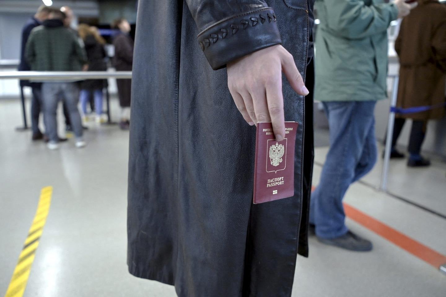 La France refuse en masse des demandes de visa venant de Russie, craignant des opérations d’ingérence