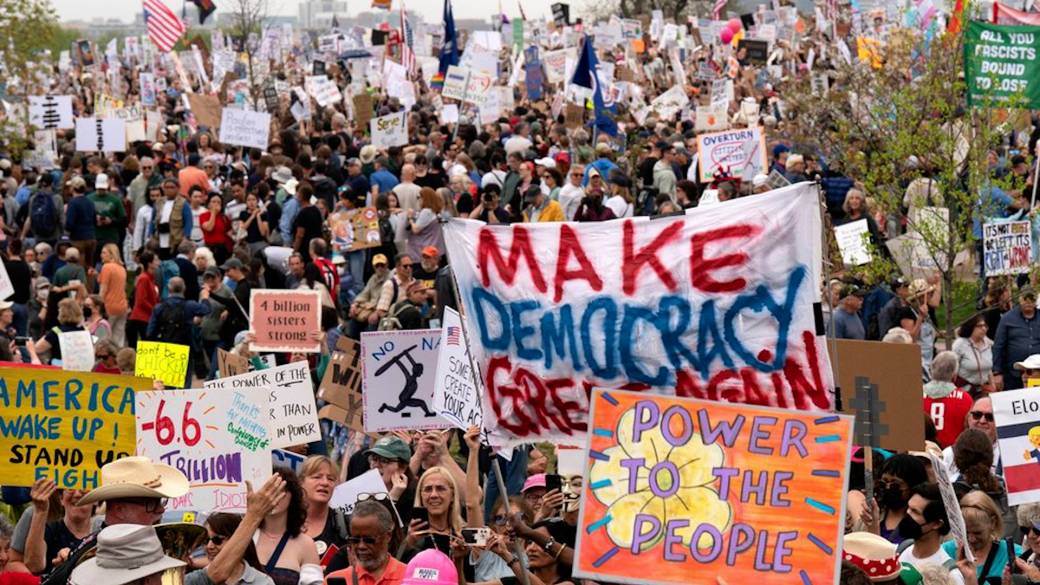 Click to play video: '‘Hands off’ protests erupt worldwide in response to Trump’s global trade war'