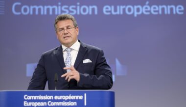 Slovakia: junior coalition partner calls on Fico to “dismiss” Šefčovič over US tariffs