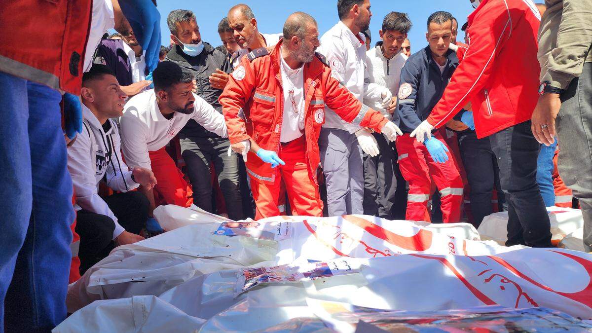 Massagraf met 14 vermoorde hulpverleners ontdekt en heel Rafah moet evacueren: Israël is nog bruter dan voorheen - De Standaard