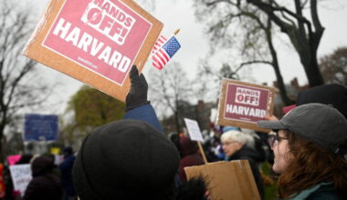 après avoir coupé plus de 2 milliards de subventions à l’université, Trump menace de lui retirer ses avantages fiscaux – Libération