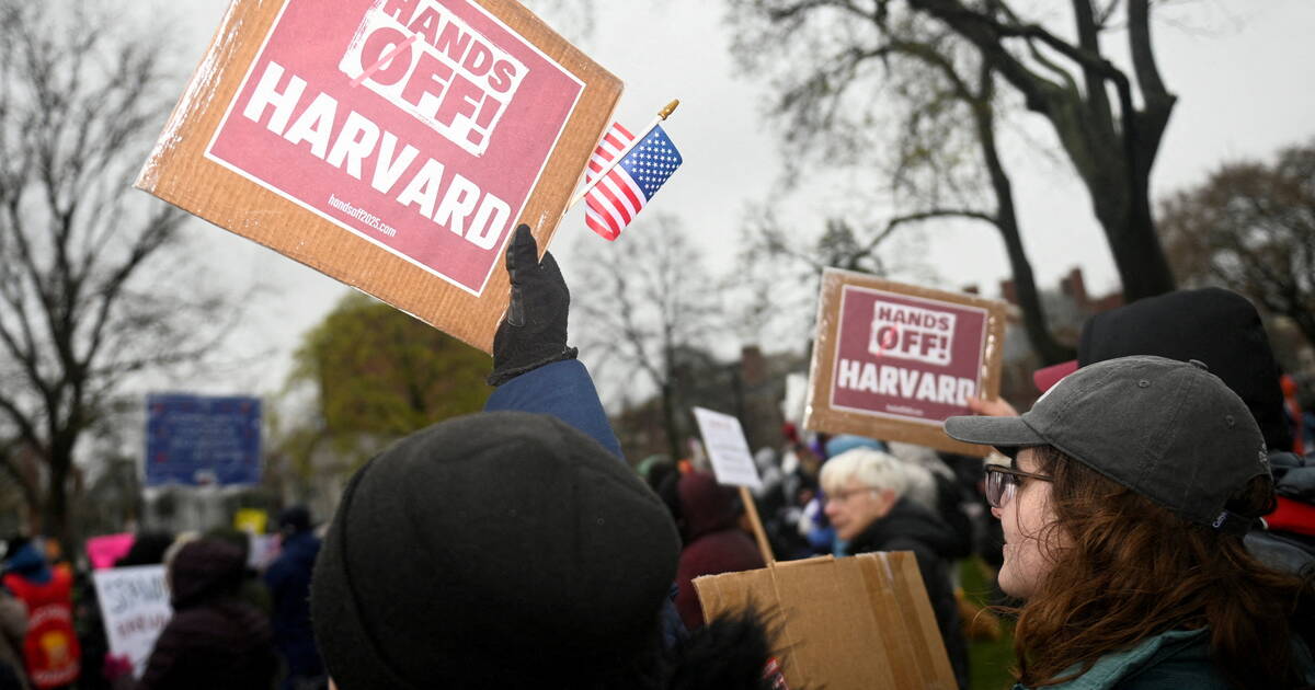 après avoir coupé plus de 2 milliards de subventions à l’université, Trump menace de lui retirer ses avantages fiscaux – Libération