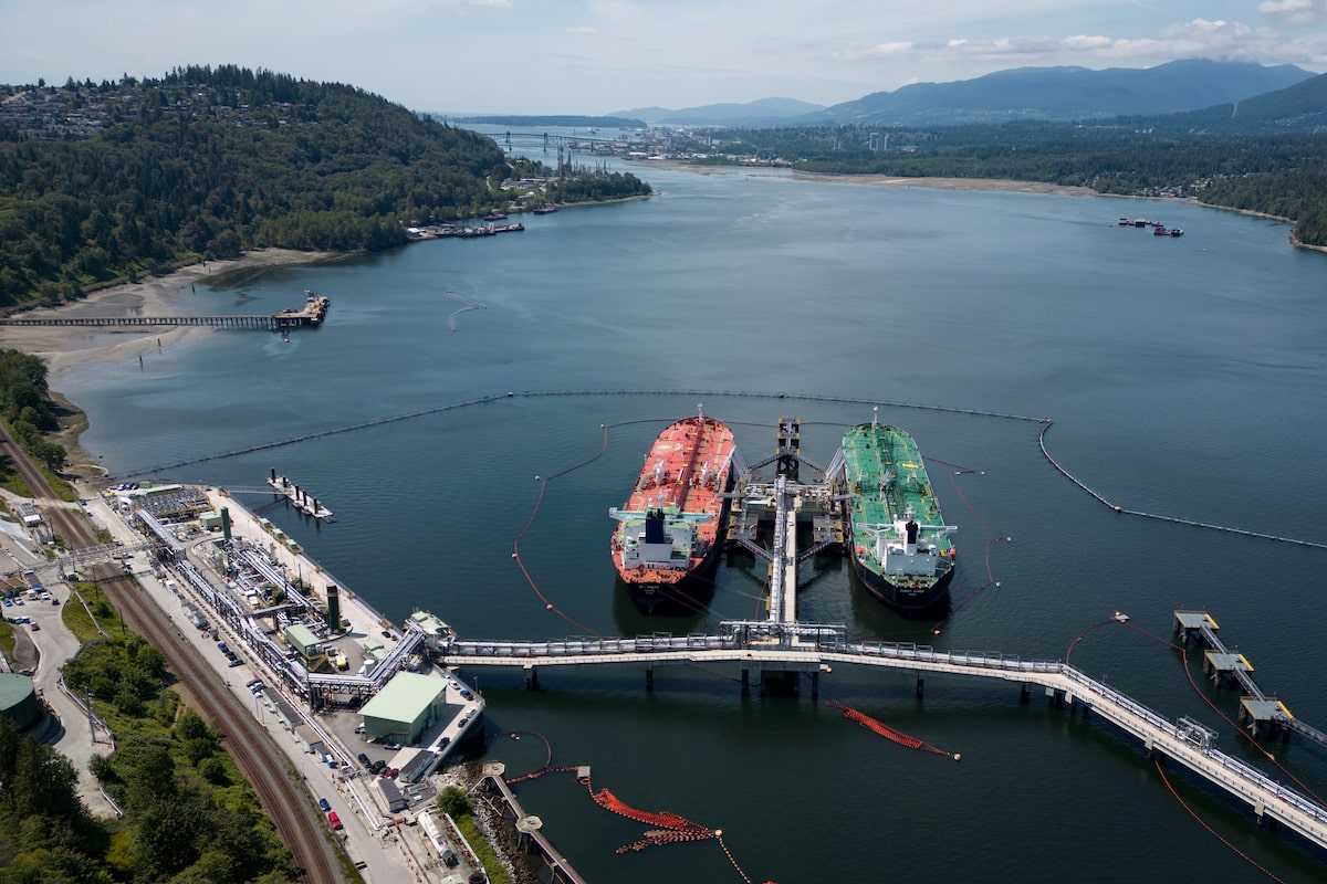 Majority of Canadians support construction of East-West oil and gas pipeline, poll finds