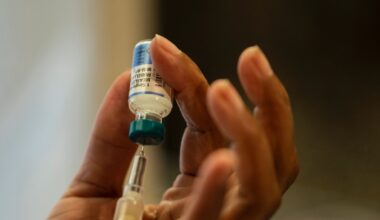Une infirmière se prépare à administrer le vaccin ROR (rougeole, oreillons, rubéole) à Haverstraw, dans l'Etat de New York, le 5 avril 2019