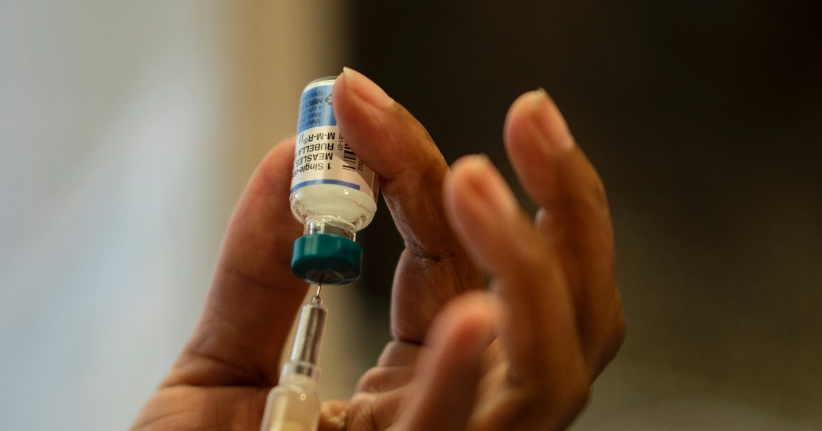 Une infirmière se prépare à administrer le vaccin ROR (rougeole, oreillons, rubéole) à Haverstraw, dans l'Etat de New York, le 5 avril 2019