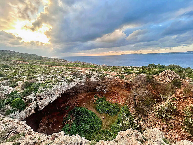 8,500 years ago, a thousand years before the arrival of the first farmers, hunter-gatherers crossed at least 100 km of open water to reach the Mediterranean island of Malta. Illustration: Daniel Clarke/ MPI-GEA