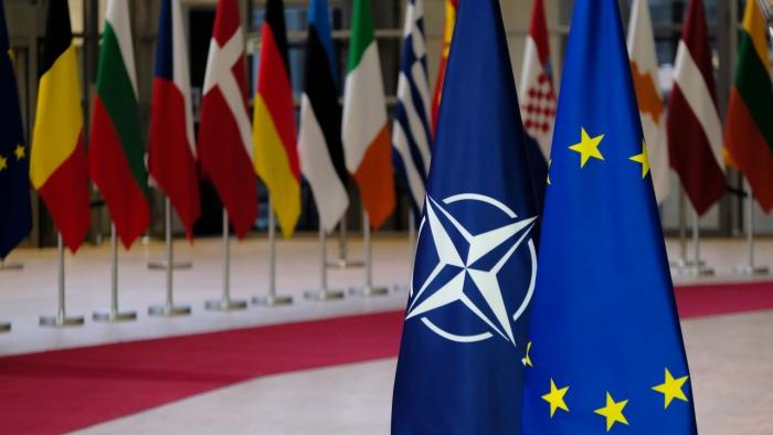 Nato- und EU-Flagge