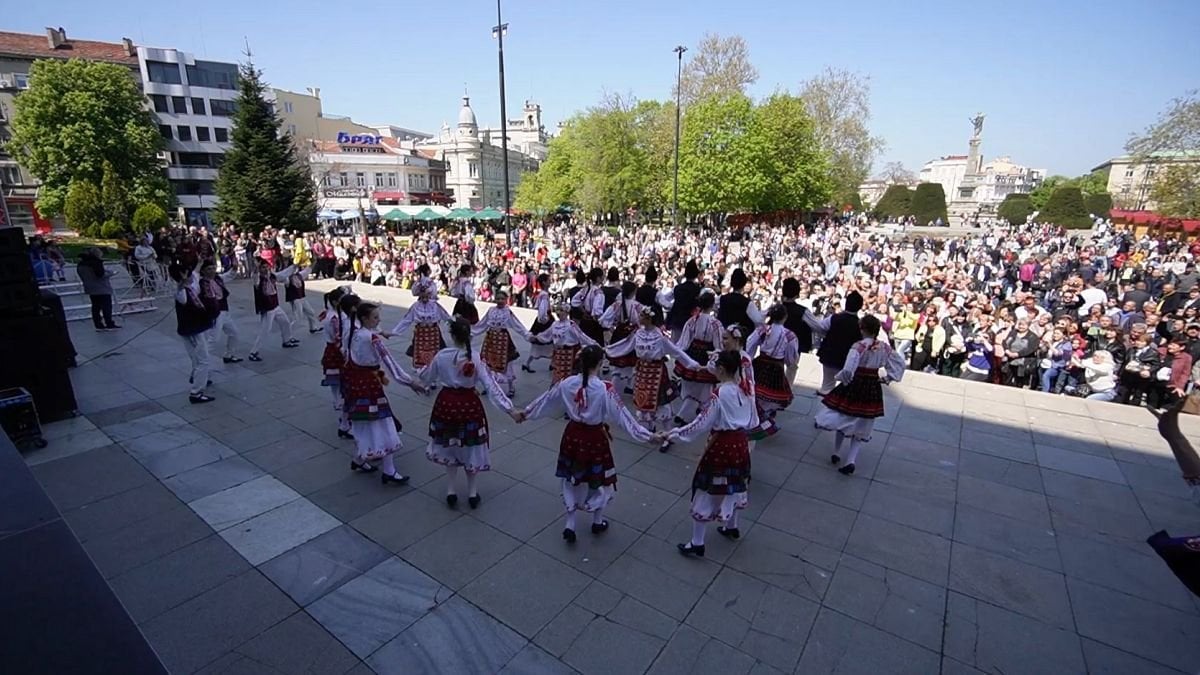 Bulgarie : une danse folklorique et une bataille d'œufs pour célébrer Pâques à Ruse