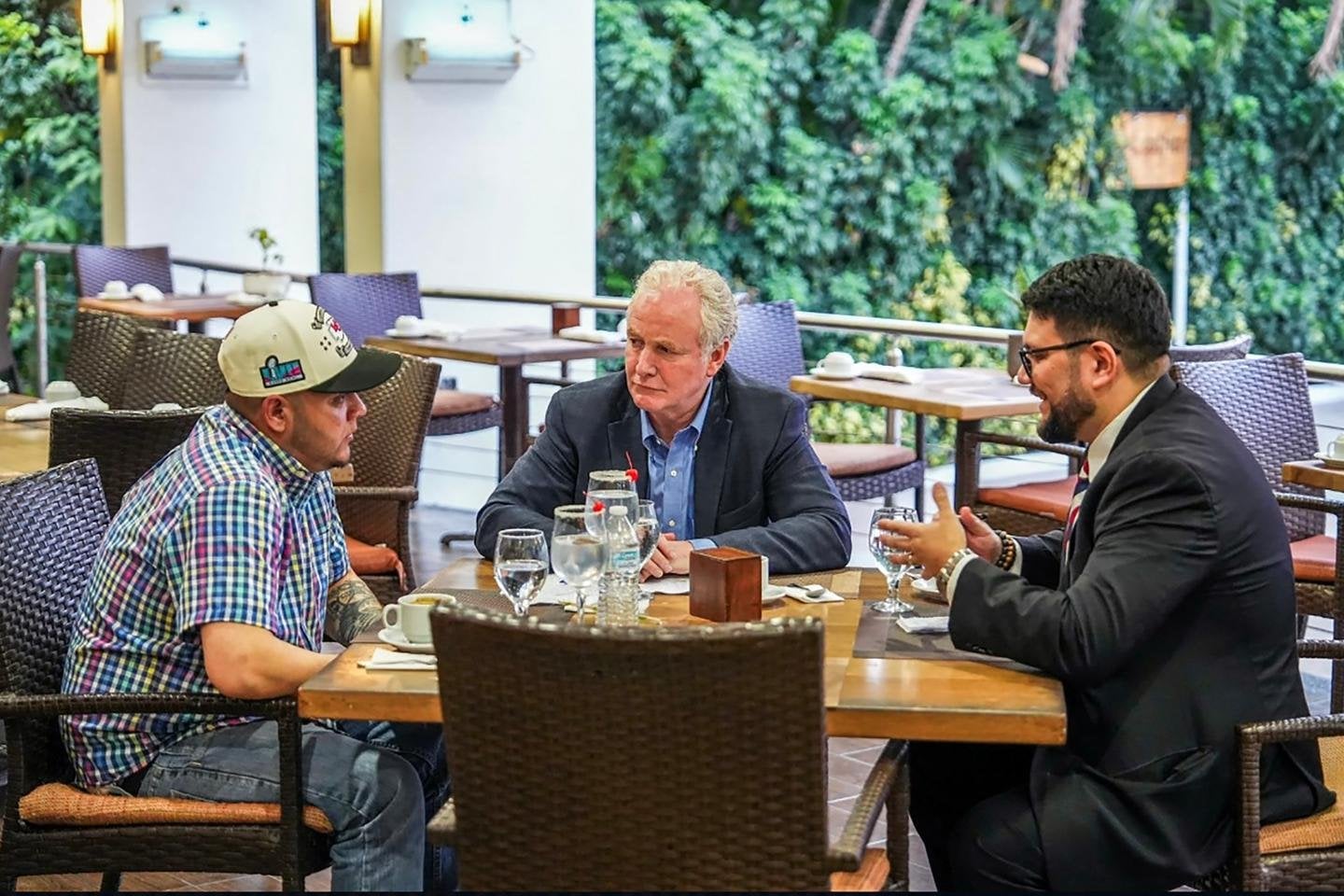 Le sénateur démocrate américain Chris Van Hollen réussit à rencontrer Kilmar Abrego Garcia, Salvadorien expulsé à tort par l’administration Trump