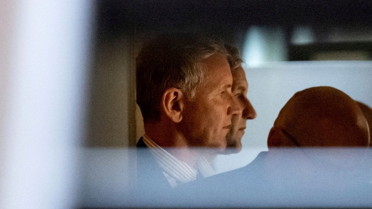 Flinten, Pistolen, Sprengsätze – so bewaffnet sich das Umfeld der Thüringer AfD — Wie gefährlich ist die Höcke-AfD? Etliche Personen, die dem Thüringer Landesverband nahestehen, besitzen scharfe Schusswaffen. Die Linke zieht Parallelen zu den Terroristen des »NSU«.