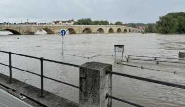 Regensburg Hochwasser am 2. Juni 2024 Steinere Brücke und Wurstkuchl