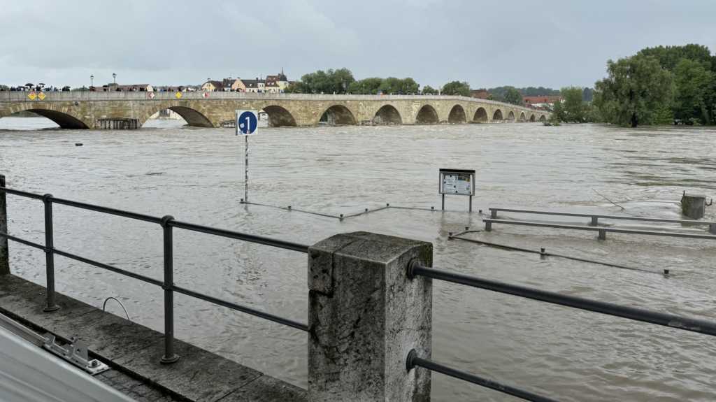 Regensburg Hochwasser am 2. Juni 2024 Steinere Brücke und Wurstkuchl
