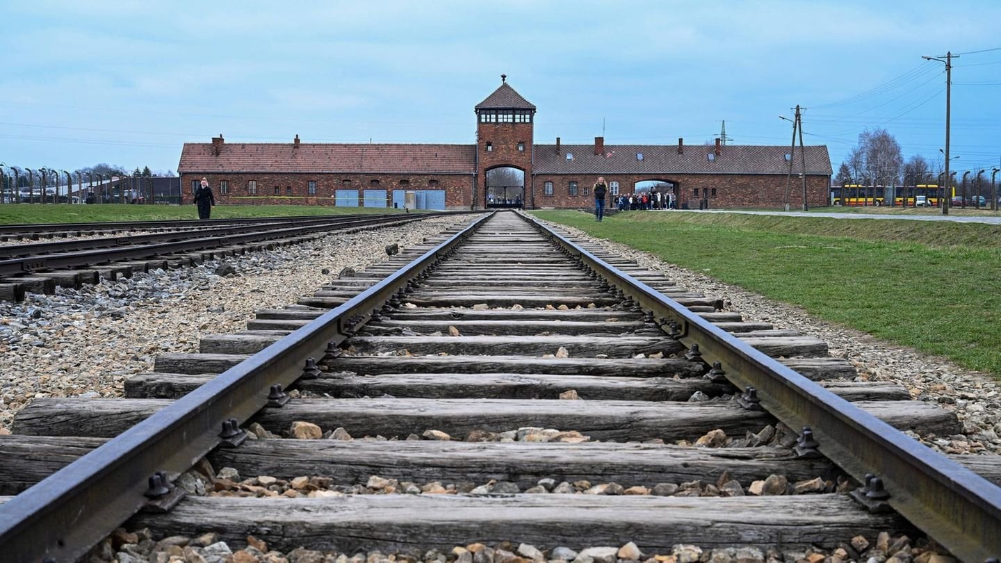 Schüler aus Görlitz zeigen in Auschwitz rechtsextreme Geste