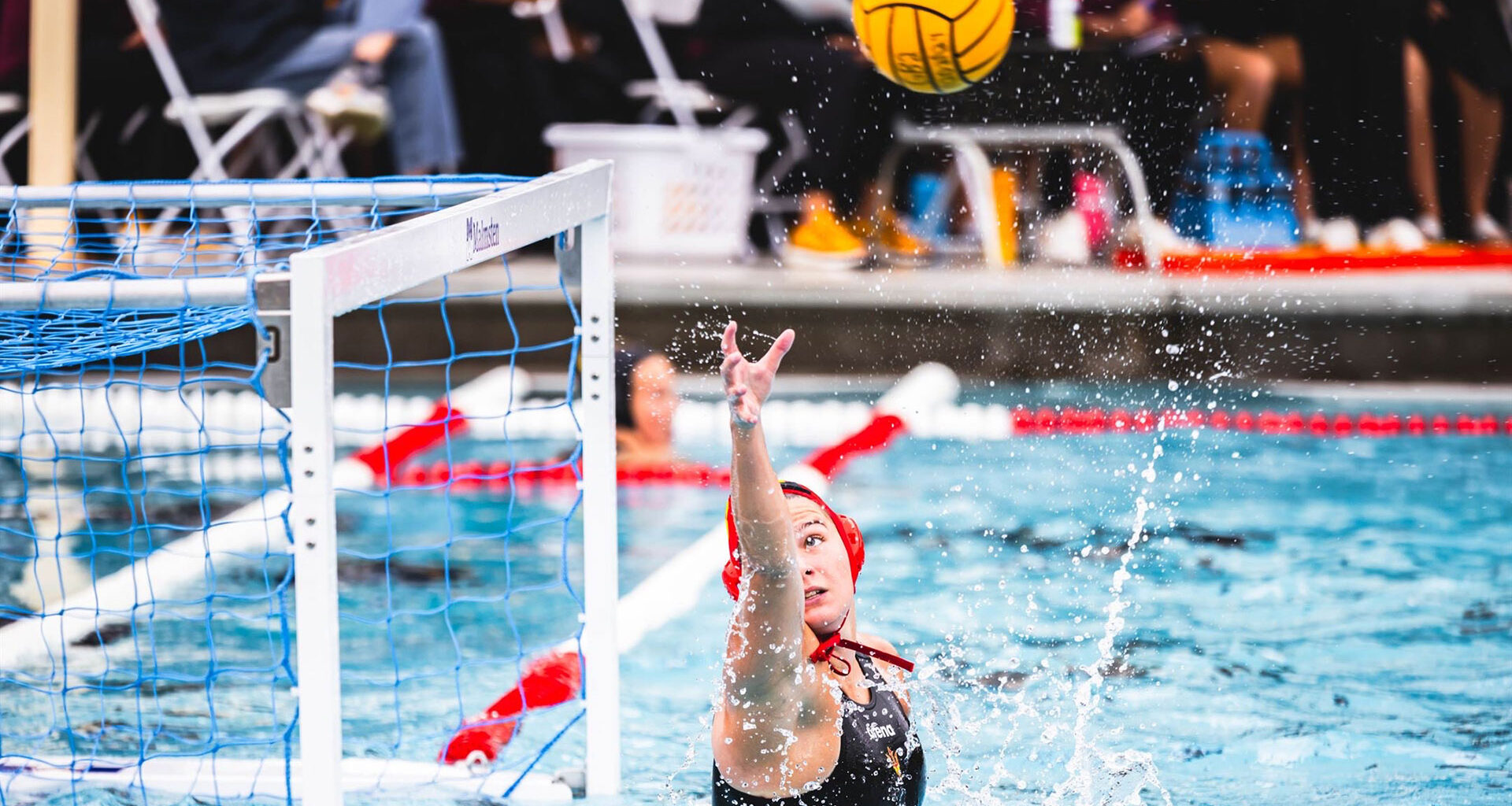 Marie Rudasics playing water polo