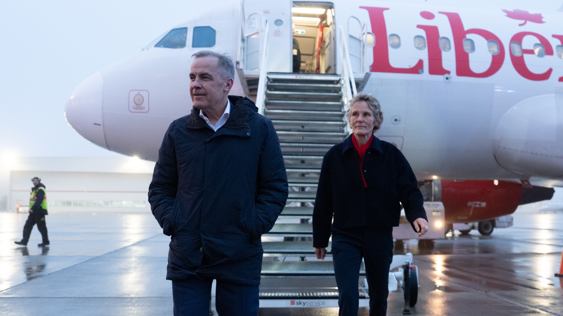Click to play video: 'Liberals, Conservatives gain in polls as NDP fall'