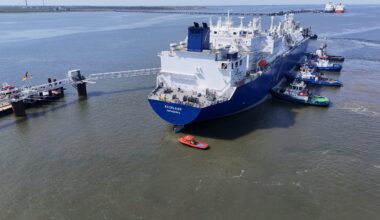 Second Wilhelmshaven FSRU arrives at jetty