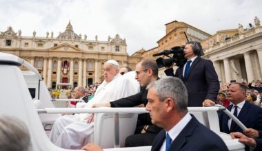 Pâques au Vatican : le pape François présent parmi les fidèles