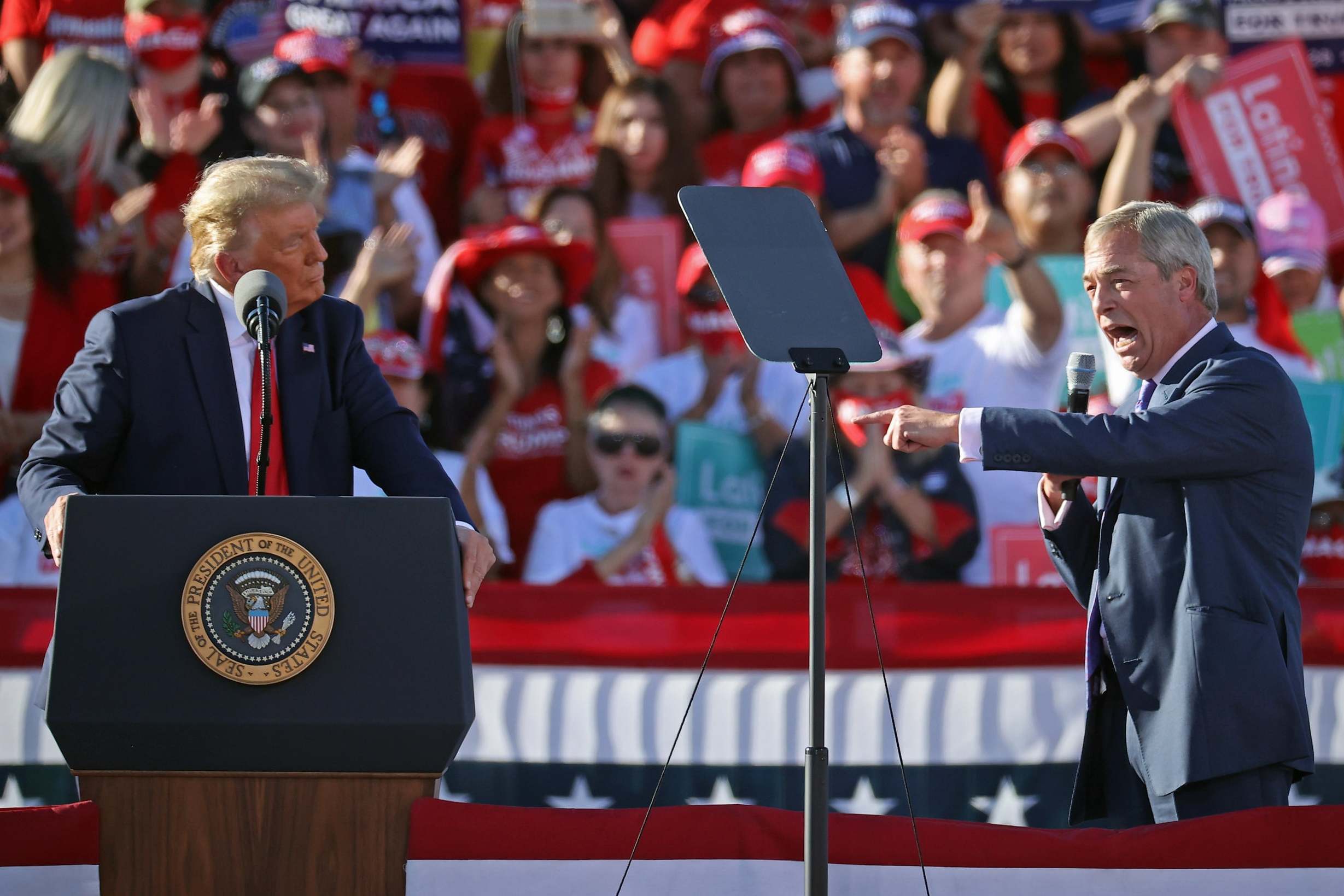 Nigel Farage comparte escenario con Donald Trump en Phoenix ayer