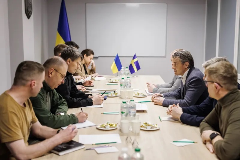 Ukraine and Sweden are continuing to strengthen their strategic partnership in the defence industry, with particular focus on joint ventures and innovative military technologies. Deputy Minister of Defence of Ukraine for European Integration, Sergiy Boyev, held talks with Brigadier General Johan Axelsson of Sweden’s FMV government agency to review current and future collaboration.