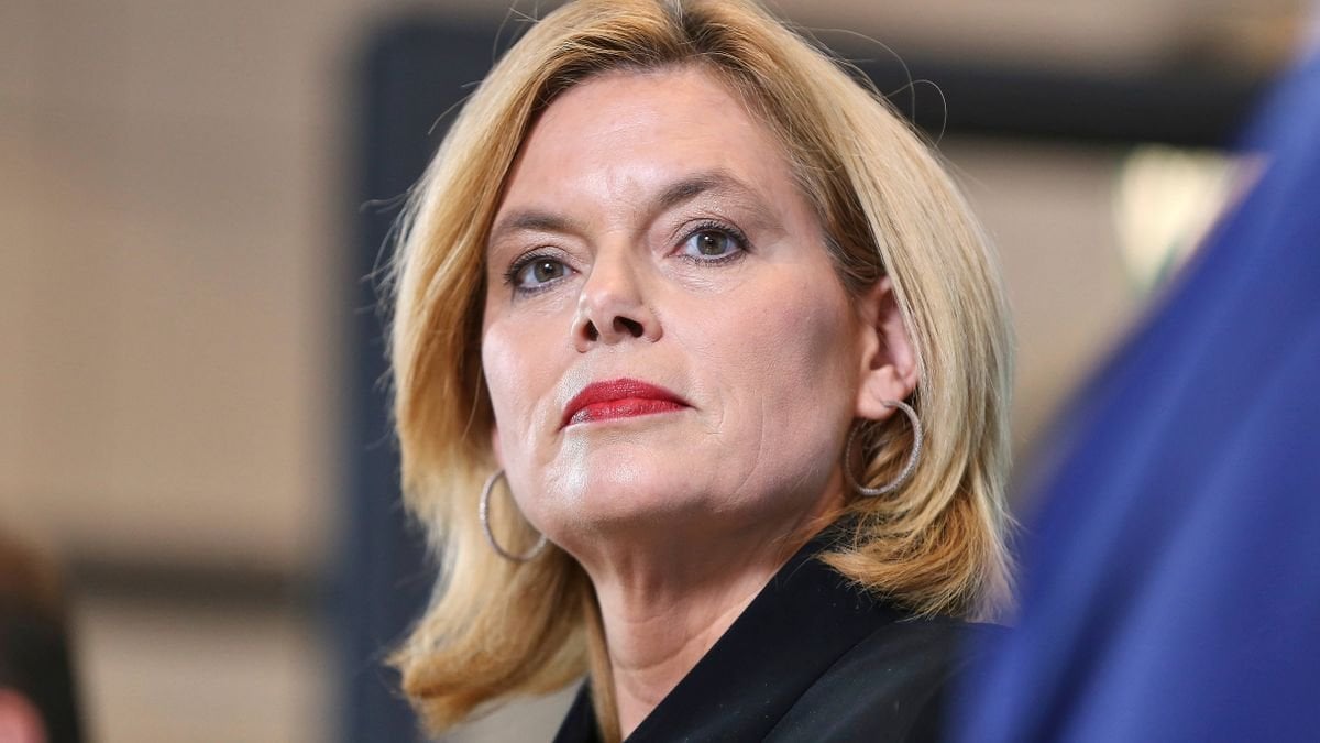 Streit über Tagespolitik: Bundestagspräsidentin Julia Klöckner legt sich mit Kirchen an