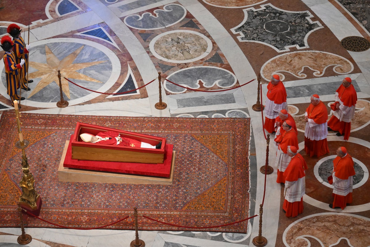 Pope Francis funeral latest: Watch as tens of thousands of mourners view Pontiff’s open casket at St Peter’s Basilica