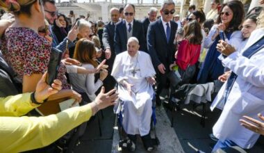 Pope Francis makes surprise appearance in St. Peter's Square