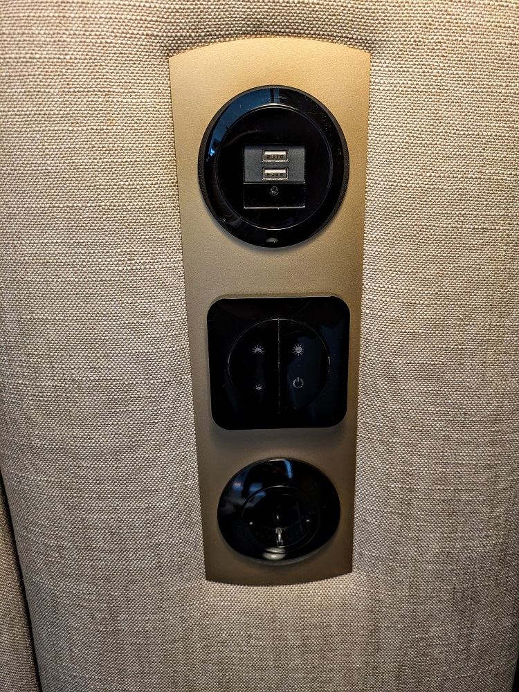 Villa Copenhagen - Bedside power outlets