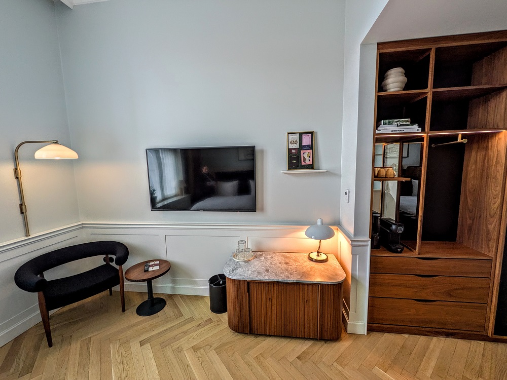 Villa Copenhagen - TV, mini bar, dresser, coffee maker, etc.