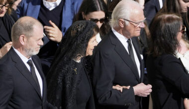 Kungaparet anländer till Petersplatsen i Rom tillsammans med Sveriges ambassadör till Heliga stolen Per Holmström.