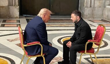 Photo diffusée par le ministère des Affaires étrangères ukrainien montrnant le président américain Donald Trump et son homologue ukrainien Volodymyr Zelensky, le 26 avril 2025 à la basilique Saint-Pierre du Vatican