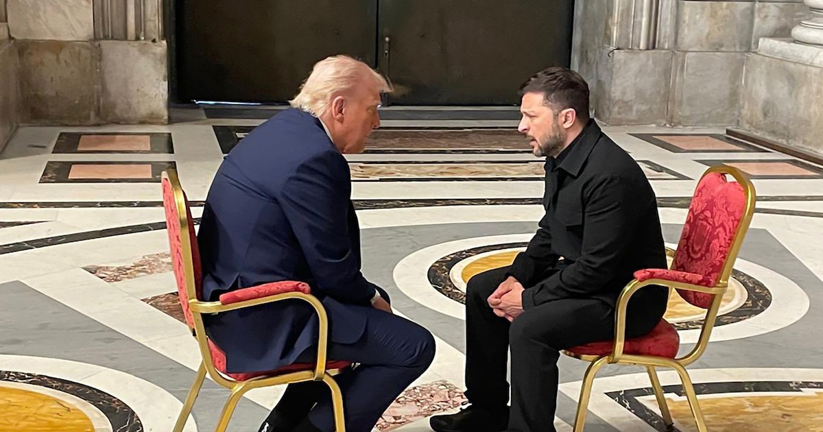 Photo diffusée par le ministère des Affaires étrangères ukrainien montrnant le président américain Donald Trump et son homologue ukrainien Volodymyr Zelensky, le 26 avril 2025 à la basilique Saint-Pierre du Vatican