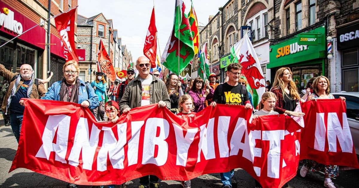 Barry: Thousands march calling for Welsh independence