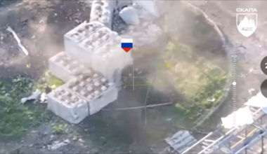 Ukrainian soldier peeks out the door and guns down three Russian soldiers at close range in Pishchane, Pokrovsk. April 2025